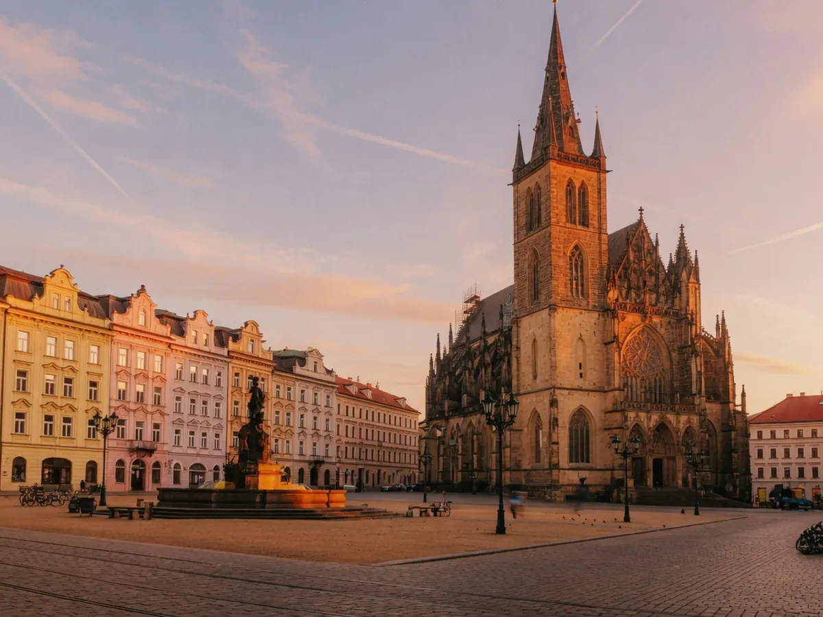Der Platz der Republik mit der Kathedrale St. Bartholomäus in Pilsen